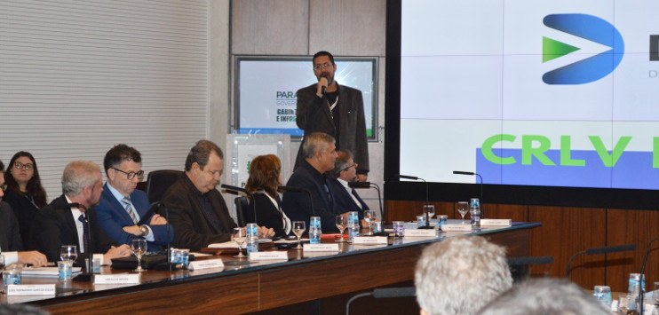 Foto da composição da mesa no evento de lançamento da versão digital do documento veicular em Curitiba, Paraná.