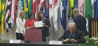 Ministra Damares Alves concede Selo Empresa Amiga da Família ao Serpro