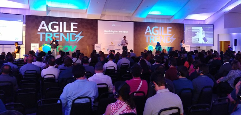 Registro de uma das apresentações (palco e plateia) do Agile Trends Gov, evento realizado em Brasília