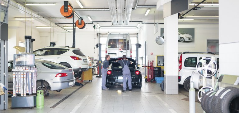 Imagem de uma oficina mecânica para manutenção de automóveis