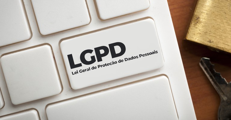 Teclado com sigla  LGPD chave e cadeado.jpg