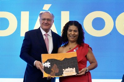 Alckmin e Mônica Veloso no Conselhão com lançamento do PActo pela Igualdade Racial.jpg