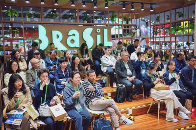 Público assiste às apresentações do Brasil no CIIE.JPG