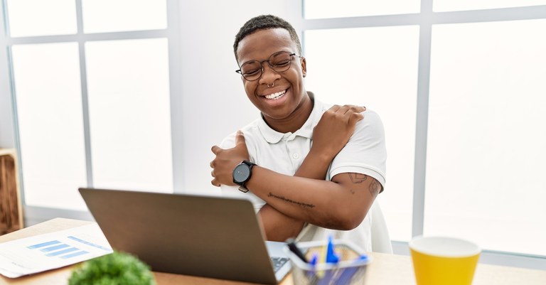 jovem homem negro feliz usando computador.jpg