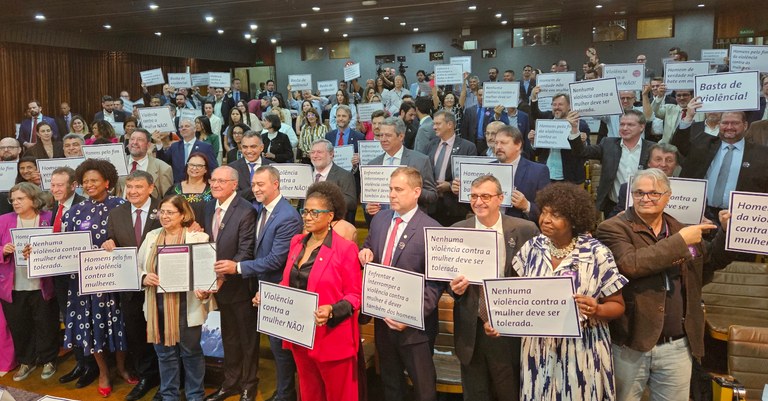 Todos juntos em Manifesto fim violencia contra mulheres e meninas