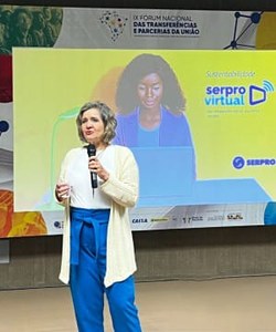 Zilma Queiroz, representando a gestão do produto Serpro Virtual durante o IX FNTU