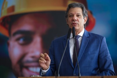 Ministro Fernando Haddad na cerimônia de lançamento do Programa Crédito do Trabalhador. Foto: Ministério da Fazenda