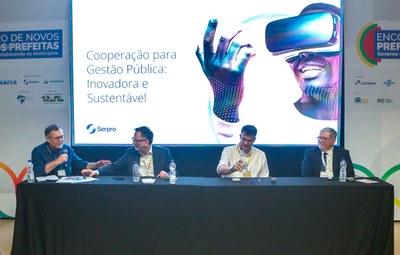 Amorim em painel do Encontro de Novos Prefeitos e Prefeitas.jpg