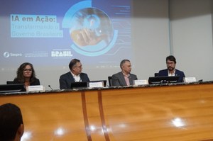 IA em Ação - diretor na SGD Renan Gaya fala na abertura do evento.JPG