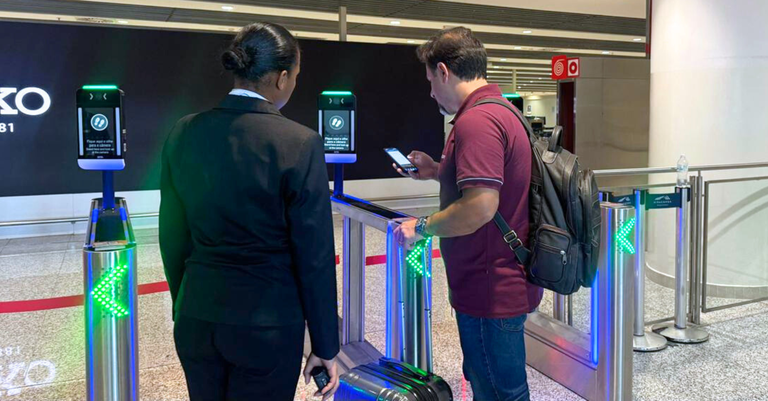 Passageiro acessando a sala de embarque no Aeroporto Internacional de Viracopos