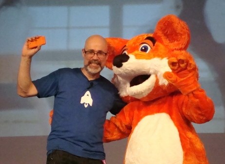Mark posa ao lado do mascote símbolo do navegador livre Firefox