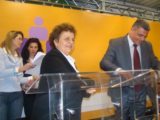 Ministra Eleonora e Marcos Benjamin da Supgp assinam o termo de compromisso do Serpro