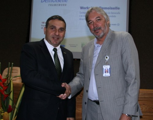 Ricardo Danyagil, da BankSystem, e Marcos Mazoni, pelo Serpro, assinam termo de cooperação