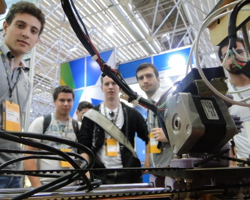 No estande do Serpro, estudantes acompanham impressão em 3D de peças de robótica