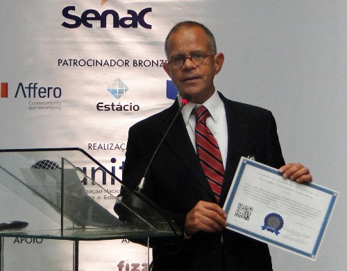 Carlyle Vilarinho, da UniSerpro, exibe o selo conquistado pela empresa.