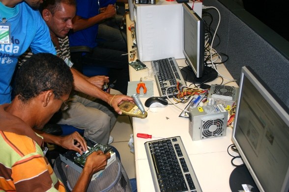Em Recife, uma das oficinas foi de robótica livre